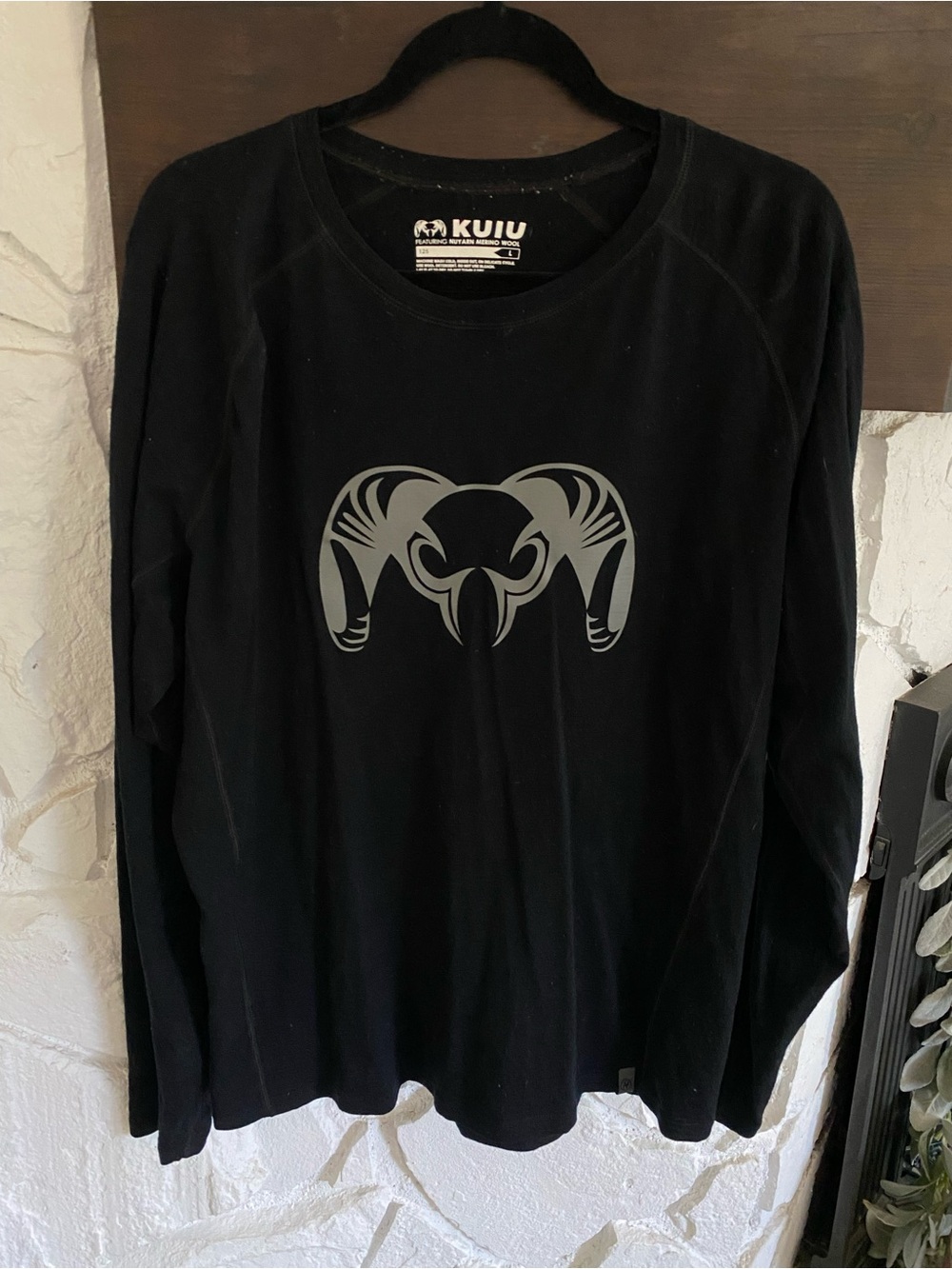 KUIU Merino wool long sleeve. Black.